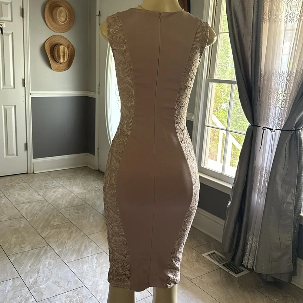 Bebe s/p woman’s bodycon sleeveless dress floral lace side panels tan